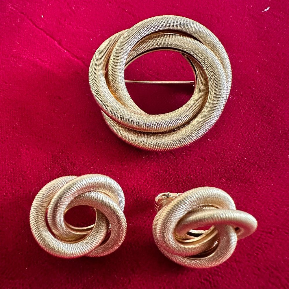 Vintage Sarah Coventry Gold Tone Twisted Circle Brooch And Earring Jewelry Set.